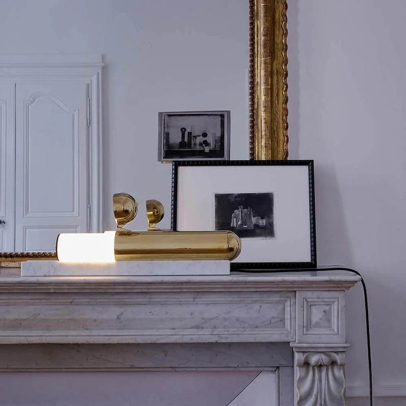 DCWéditions ISP LED Marmor Tischleuchte Messing-Lackiert
