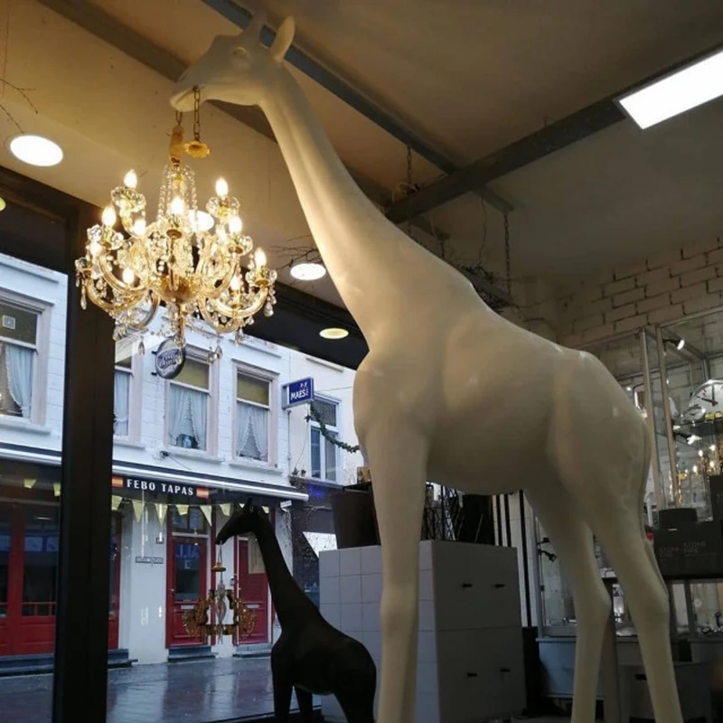 Giraffe in Love Stehleuchte 400cm Lebensgroß