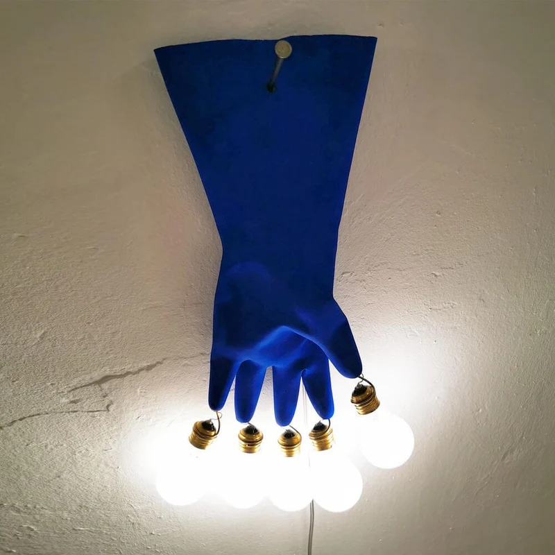 Ingo Maurer LED Wandlampe Luzy On The Wall Gummihandschuh blau