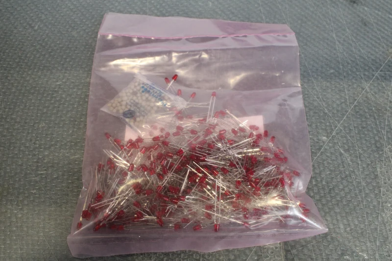 600x B-Ware Broadcom LED Leuchtdiode Lampe Rot bedrahtet 3 mm 45 mcd 60 Grad 20 mA 600 STÜCK