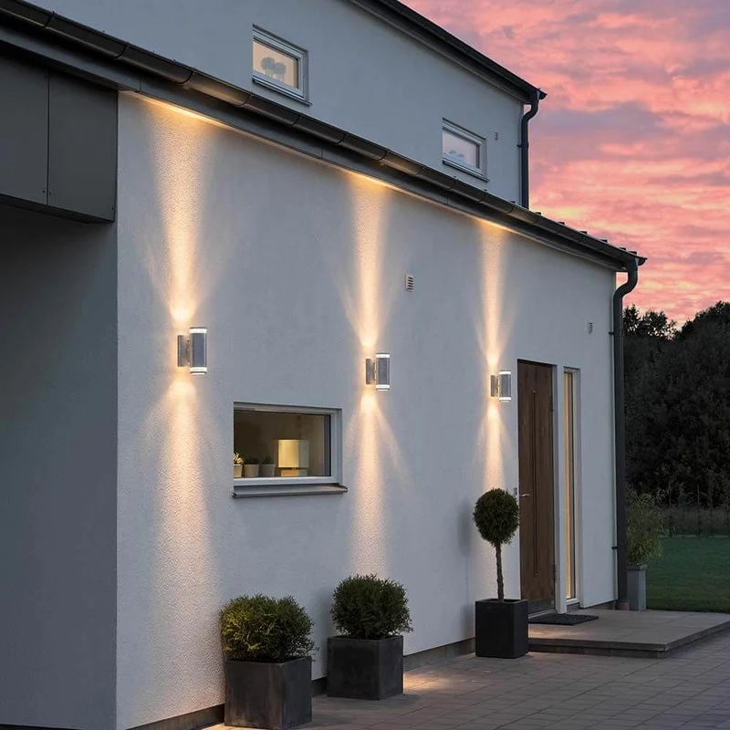 Außen-Wandlampe Modena mit Doppel-Lichtkegel