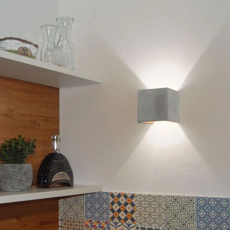 s.luce Plinth Wandleuchte aus Beton Grau