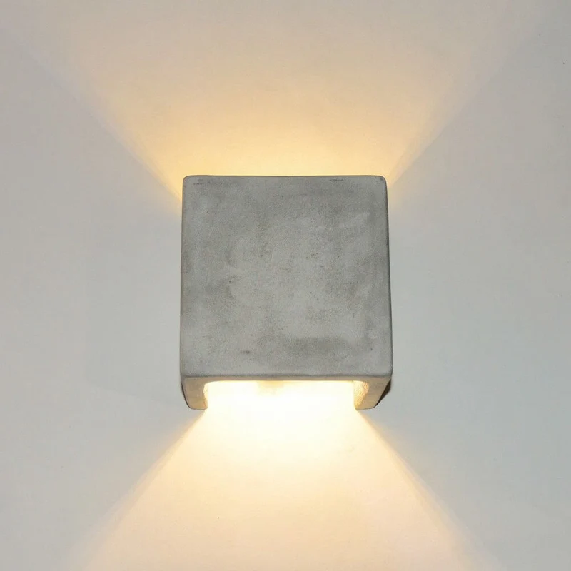 s.luce Plinth Wandleuchte aus Beton Grau